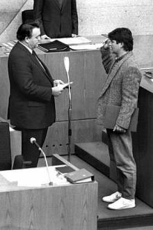 Joschka Fischer bei seiner Vereidigung im hessischen Landtag mit Turnschuhen, 1985